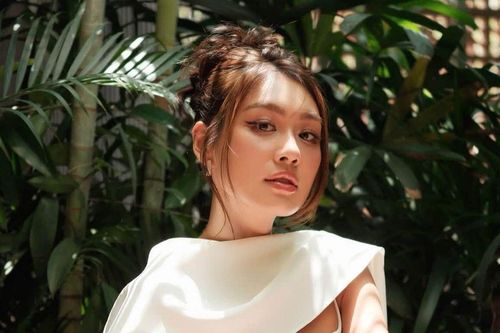 Á hậu Thảo Nhi Lê hóa nàng thơ với váy trắng, khoe xương quai xanh gợi cảm