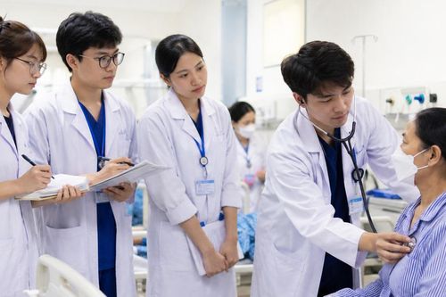 Trường Y cần tăng cường đào tạo các kỹ năng giao tiếp, ứng xử trong môi trường bệnh viện
