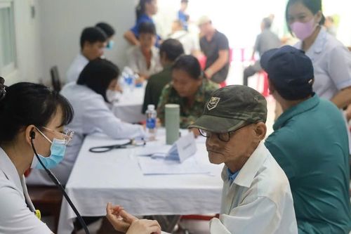 Nỗ lực khám sức khỏe cho người dân vùng xa