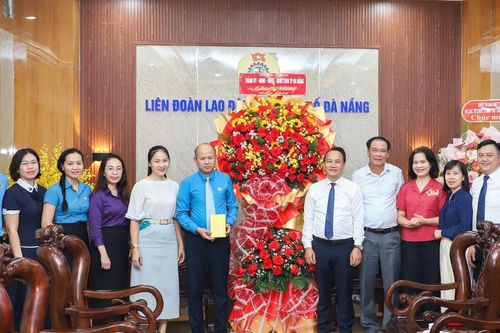 Lãnh đạo thành phố thăm, chúc mừng 97 năm ngày thành lập Công đoàn Việt Nam