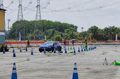 Bridgestone Potenza Adrenalin RE005 trên Volkswagen Golf R Performance có gì mới