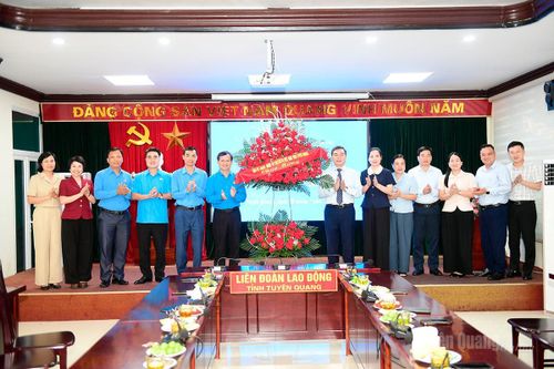 Phó Bí thư Tỉnh ủy, Chủ tịch Ủy ban MTTQ Việt Nam tỉnh Ma Thế Hồng chúc mừng Liên đoàn Lao động tỉnh Nhân kỷ niệm 97 năm Ngày thành lập Công đoàn Việt Nam