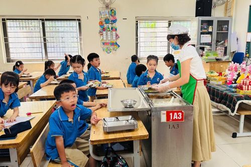 Hơn 633.000 học sinh tiểu học Hà Nội được hỗ trợ bữa ăn bán trú