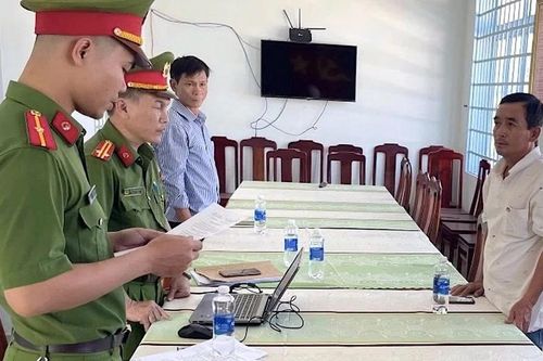 Truy tố nguyên Chủ tịch UBND xã 'tiếp tay' cho vợ lừa gần 15 tỷ đồng