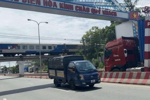 Một ngày phát hiện 3 vụ xe container 'đội' khung hạn chế chiều cao