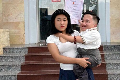 Cô gái 18 tuổi bế bạn trai mắc bệnh xương thủy tinh đi đăng ký kết hôn, câu chuyện phía sau khiến nhiều người cảm phục