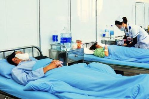 Hơn 80 người ngộ độc thực phẩm sau khi ăn bánh mì tại 1 cơ sở ở Lâm Đồng