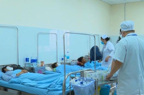 Hơn 80 người nhập viện sau khi ăn bánh mì tại một cửa hàng ở Lâm Đồng