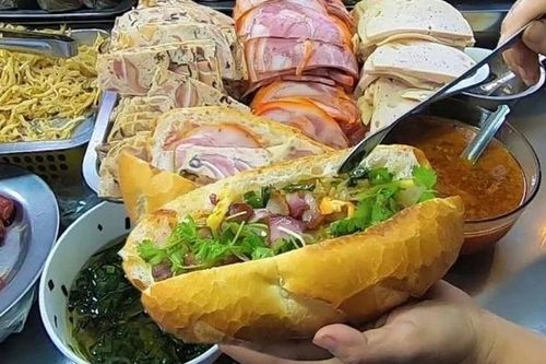 Điều tra khẩn vụ 84 người nghi ngộ độc sau ăn bánh mì