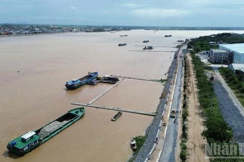 Đồng Tháp: Tăng tốc thi công kè chống xói lở bờ sông Tiền