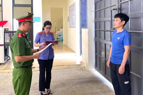 Cướp giật điện thoại của học sinh