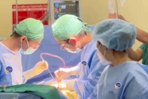 Tự ý tiêm thuốc giảm đau lưng, người đàn ông bị nhiễm trùng cột sống