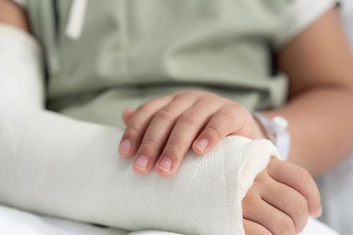 Gãy xương ở trẻ: Hiểm họa rình rập mùa Hè