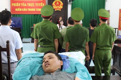 Nạn nhân vụ 'bị đánh đến thân tàn ma dại' ở Đắk Lắk nằm trên cáng dự tòa