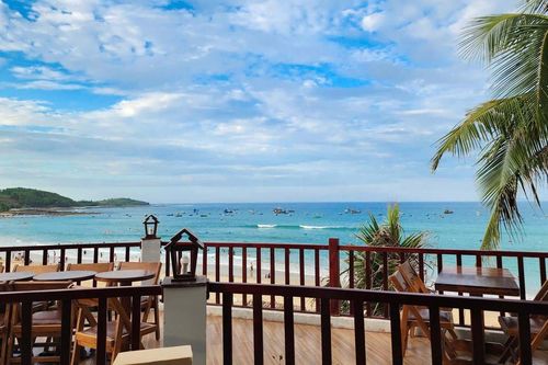 Đổi lịch trình 'phút 90', gia đình Hà Nội tìm thấy bãi biển vắng, đẹp như tranh