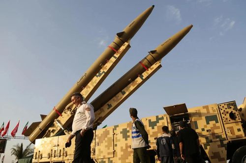 Iran phóng tên lửa nhằm vào lực lượng Mỹ, Washington đáp trả bằng không kích tại Iraq