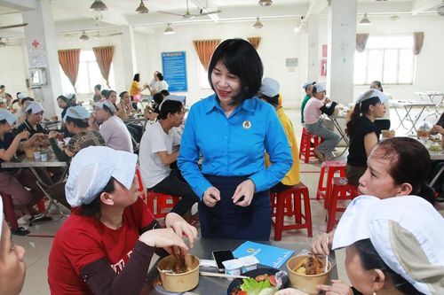 Tổ chức 'Bữa cơm công đoàn' cho gần 800 đoàn viên
