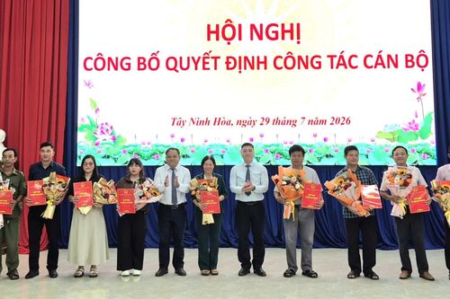 UBND xã Tây Ninh Hòa công bố các quyết định về công tác cán bộ