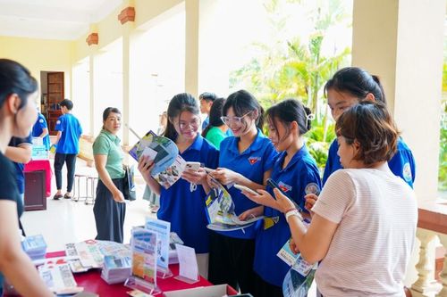 Tỉnh đoàn Lạng Sơn phối hợp tổ chức tư vấn, giới thiệu việc làm cho người lao động