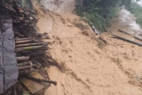 Mưa to tại Sa Pa, khiến đường Sâu Chua tê liệt, người dân chỉ có thể đi bộ