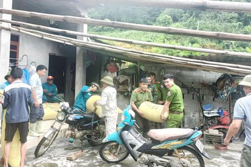 Lào Cai: Lực lượng chức năng hỗ trợ người dân thôn San Lùng di chuyển tài sản đến nơi an toàn