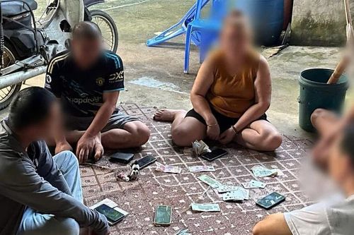 Công an xã Văn Bàn xử phạt 5 đối tượng đánh bạc