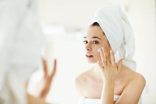 Da khô, bong tróc khi sang thu: 4 nguyên tắc chăm sóc da sáng mịn ai cũng nên biết