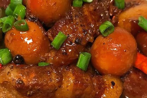 Kho thịt đừng chỉ dùng nước lọc, thêm loại nước quen thuộc giải khát ngày hè này giúp thịt mềm, ngọt và màu đẹp tự nhiên