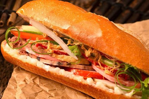 Bộ Y tế yêu cầu khẩn trương điều tra vụ 84 người nghi ngộ độc thực phẩm sau ăn bánh mì tại Lâm Đồng