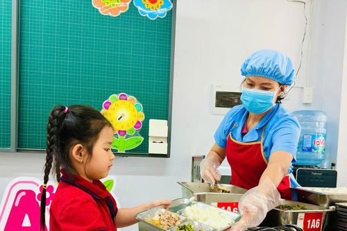 Mở rộng chính sách hỗ trợ bữa ăn bán trú đi kèm giám sát an toàn thực phẩm