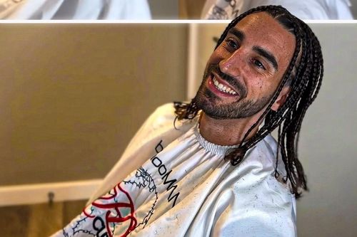Cucurella gây chú ý với diện mạo mới