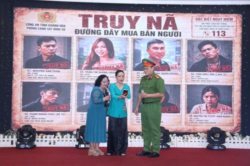 'Bẫy' buôn bán người trên không gian số