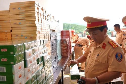Từ kiểm tra giao thông, lộ vụ vận chuyển hơn 27.000 bao thuốc lá nhập lậu