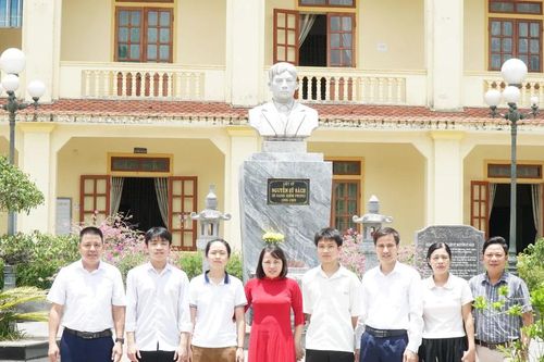 Thủ khoa, á khoa Nghệ An tranh thủ làm thêm kiếm tiền học đại học