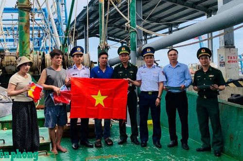Tuyên truyền chống khai thác hải sản bất hợp pháp cho ngư dân