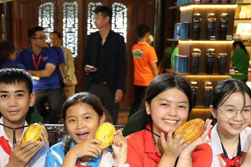 Thiếu nhi 3 nước trải nghiệm làm bánh ở làng nghề TPHCM