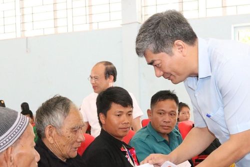 Thứ trưởng Y Vinh Tơr tặng quà hộ nghèo và Người có uy tín tại xã Tủa Chùa