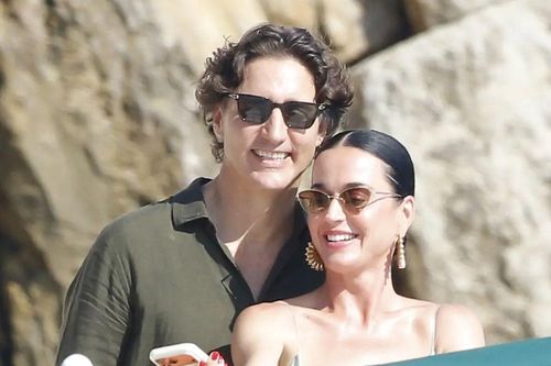 Justin Trudeau chăm sóc Katy Perry đầy tình tứ trên du thuyền