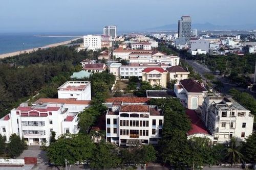 Bộ Chính trị: Thống kê toàn bộ trụ sở, nhà đất dôi dư sau sáp nhập