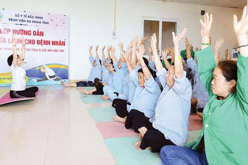 Bệnh viện Đa khoa Bắc Ninh số 2: Ấm áp lớp yoga chữa lành