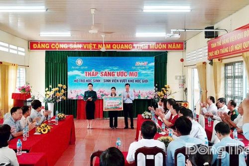 Trao học bổng 'Thắp sáng ước mơ' cho học sinh Nguyễn Ngọc Bảo Trân