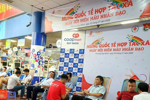 Nhân viên và khách hàng Siêu thị Co.opmart Quy Nhơn hiến máu nhân đạo