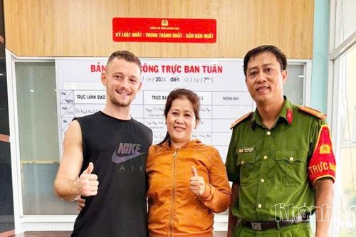 Công an Khánh Hòa giúp du khách Nga nhận lại tài sản bị đánh rơi