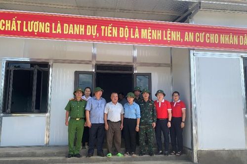 Bàn giao 7 ngôi nhà cho hộ dân vùng lũ Mường Than