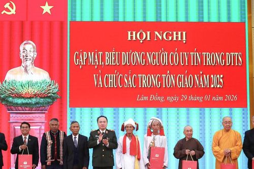 Người có uy tín Lâm Đồng góp sức giữ bình yên buôn làng