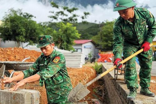 Góp sức dựng trường - vun đắp tương lai nơi biên giới