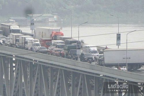 Lý do cầu Thăng Long tắc từ sáng sớm 30/7: Vụ tai nạn nghiêm trọng khiến 2 tài xế mắc kẹt trong cabin