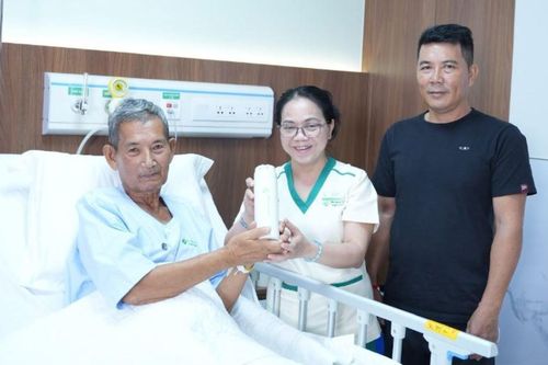 Sang Việt Nam cấp cứu vì đau sỏi mật, cụ ông Campuchia phát hiện thêm khối u gan