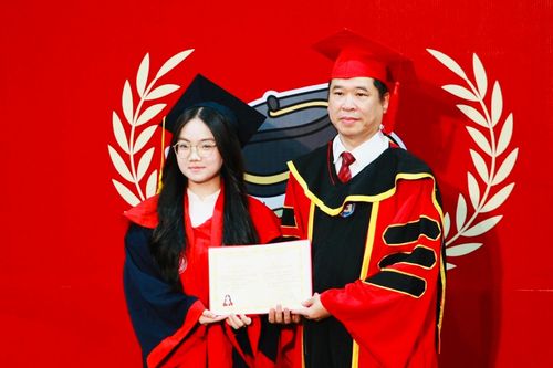 Bỏ trường Y viết tiếp ước mơ của mẹ, Á khoa 22 tuổi giành học bổng tiến sĩ danh giá