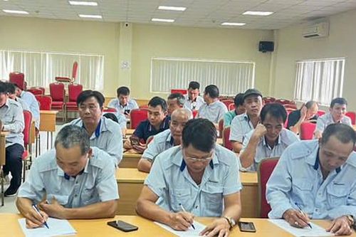 Hơn 100 tài xế xe buýt ký cam kết bảo đảm an toàn giao thông